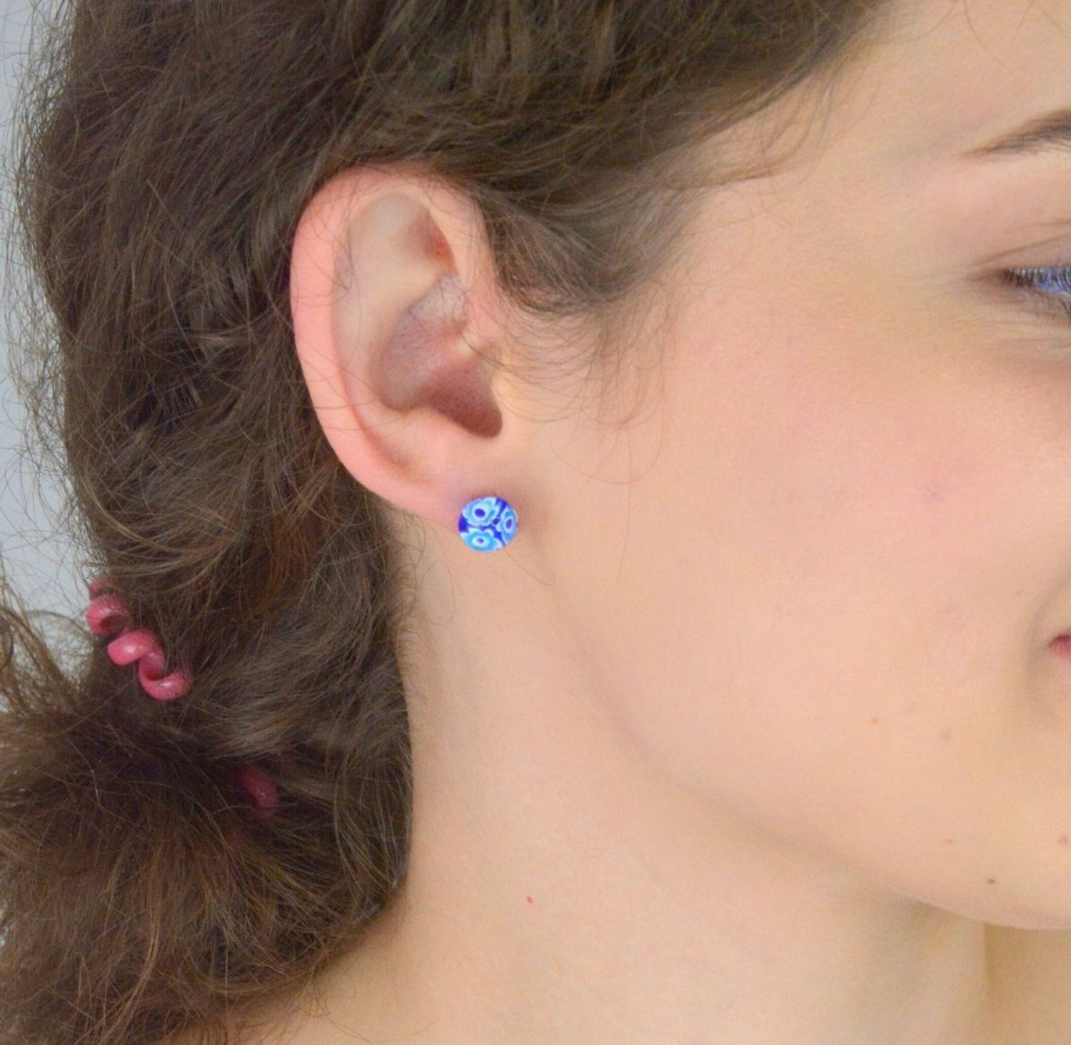 Kolczyki damskie srebrne 925 – Murano 57. Okrągłe, ręcznie robione szkło Murano z zatopionymi kwiatkami w odcieniach niebieskim i białym. Waga 2 g, wielkość 9 mm, zapięcie sztyft.1.jpg